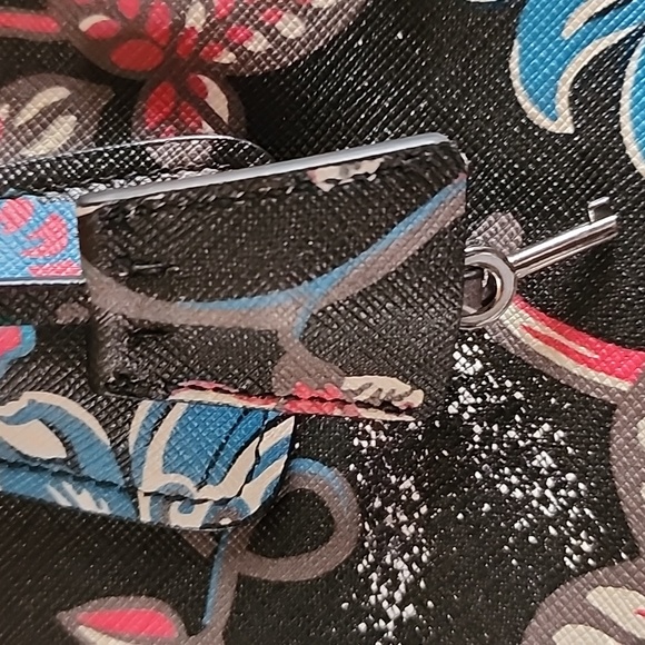 Large Prada - Picture 7 of 13